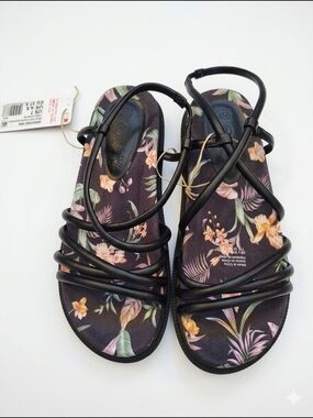 Roxy Black Floral Strappy Sandals - Women's 8